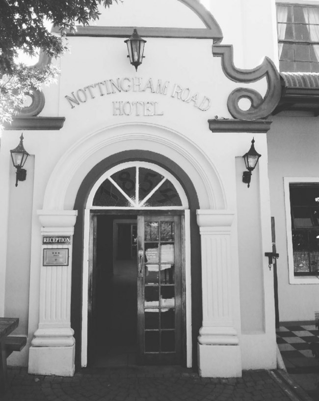  Con ma đau khổ tại Nottingham Road Hotel, KZN. Khi bạn nghỉ tại khách sạn KZN Midlands tại Nottingham Road, hãy chuẩn bị để gặp Charlotte ma quái. Charlotte là một con ma đau khổ, người được cho là đã yêu một người lính Anh đã chết trên chiến trường, cô đã rất đau buồn và ném mình qua ban công ở khách sạn để tự vẫn. Hồn ma Charlotte được cho là thích làm sạch và sắp xếp lại hoa cũng đồ vật trong phòng của bạn và thậm chí cô ấy có thể kéo ngón chân của bạn trong khi bạn đang ngủ, thỉnh thoảng nhớ người yêu cô ấy sẽ khóc lóc thút thít ở một góc cầu thang nào đó trong khách sạn.