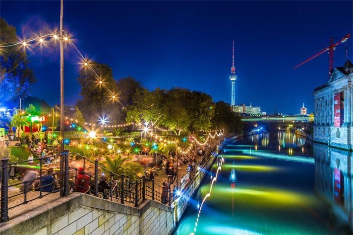 Berlin, Đức - cuộc sống về đêm: Nổi tiếng là thành phố thân thiện, hòa nhập nhất ở châu Âu, Berlin được đánh giá là nơi phù hợp cho những buổi tiệc tùng bất kể ngày đêm. Những điểm tham quan trong thành phố không chỉ dành cho các du khách thích sự nhộn nhịp mà còn nhiều địa danh nổi tiếng mang tính lịch sử như Cổng Brandenburg, Đài tưởng niệm Holocaust... Bạn nên trải nghiệm thưởng thức món ăn trong những nhà hàng sang trọng, đi chợ trời cuối tuần tại thủ đô của Đức. Ảnh:Shutterstock. 