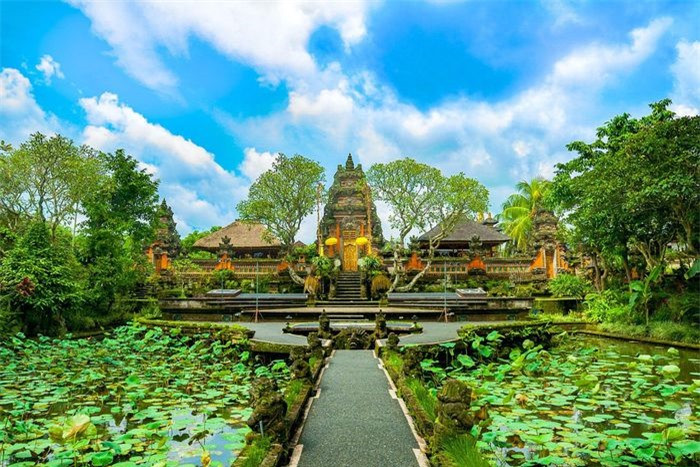 Ubud, Indonesia - tình yêu thiên nhiên, con người: Ẩn mình giữa những cánh đồng lúa, thị trấn Ubud là nơi hoàn hảo cho bạn trốn mình giữa thiên nhiên. Nơi đây phổ biến với những du khách độc hành, muốn cân bằng lại cuộc sống và tìm lại tình yêu với bản thân, với thiên nhiên. Thị trấn thiên đường ở Indonesia nổi tiếng là nơi chữa lành tâm hồn cho mọi du khách ghé thăm. Tại đây, bạn sẽ hiểu cảm giác tự do tự tại, ăn, cầu nguyện và yêu. Ảnh:Shutterstock. 