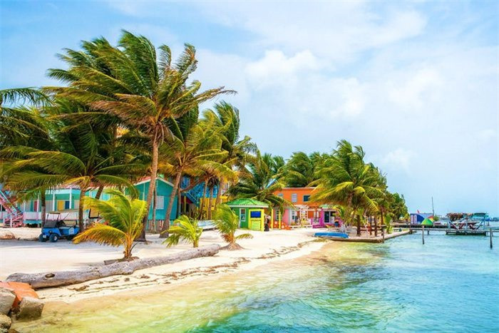 Caye Caulker, Belize - hành trình trốn ngoài đảo: Đảo san hô mê hoặc này không chỉ dành riêng cho những kỳ nghỉ trăng mật, mà phù hợp với những du khách thích ở một mình nơi yên tĩnh. Họ có thể dành cả ngày dài nằm trên bãi biển The Split nổi tiếng ở đảo Caye Caulker, giáp vùng biển Caribbean. Trải nghiệm lặn ngắm san hô, rùa và cá mập nơi biển xanh trong vắt này sẽ khiến kỳ nghỉ của du khách thêm trọn vẹn. Ảnh:Shutterstock. 