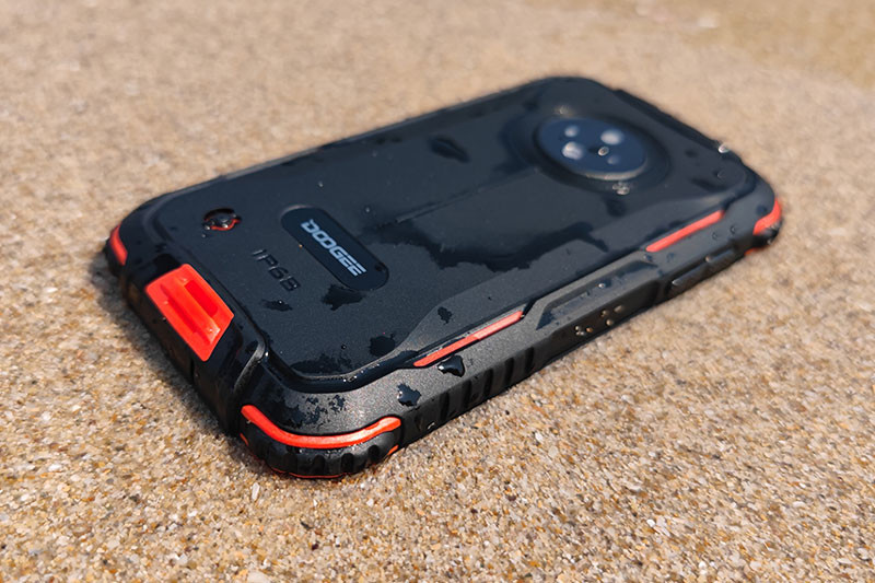 Doogee S35 có 3 camera sau với cảm biến chính độ phân giải 13 MP, khẩu độ f/2.2. Cùng với đó là 2 ống kính phụ cùng có độ phân giải 2 MP. Máy ảnh selfie 5 MP, f/2.8. Khách hàng mua smartphone này có 3 tuỳ chọn về màu sắc bao gồm đỏ, cam và đen. Sự khác biệt giữa các màu này đến từ phần viền. Máy có giá bán 160 USD (tương đương 3,68 triệu đồng).