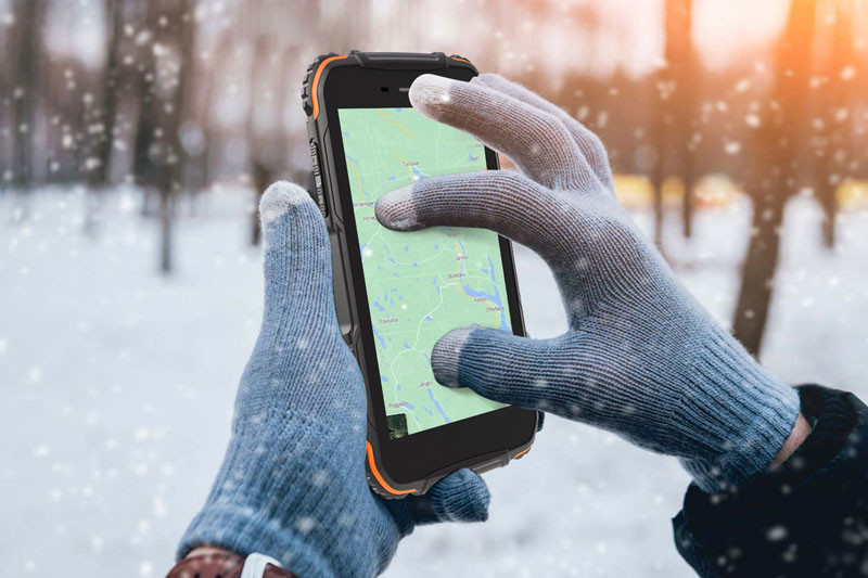 35 được trang bị màn hình IPS LCD kích thước 5 inch, độ phân giải HD (1.280x720 pixel) cho mật độ điểm ảnh 294 ppi. Màn hình này chia theo tỷ lệ 16:9, bảo vệ bởi kính cường lực Corning Gorilla Glass nhưng chưa rõ phiên bản nào, có thể thao tác khi mang găng tay hay trong điều kiện bị ướt.