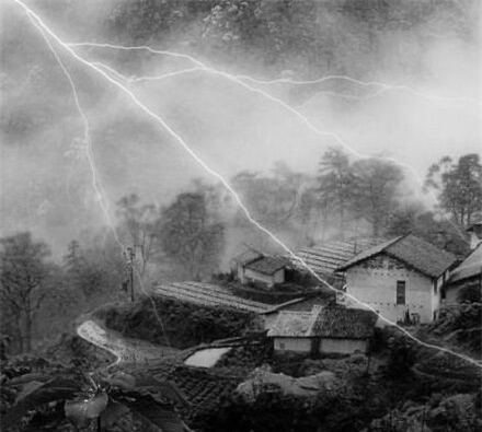 Làng sấm sét (Nam Xương). Ở vùng nội địa miền núi xinh đẹp của thành phố Nam Xương có một ngôi làng nhỏ xa xôi được gọi là "làng Sấm", nơi mà mọi người tránh xa như bệnh dịch hạch. Làng bị bao vây bởi sét đánh quanh năm. Hàng chục dân làng đã bị sét đánh và 4 người chết trong 20 năm qua.