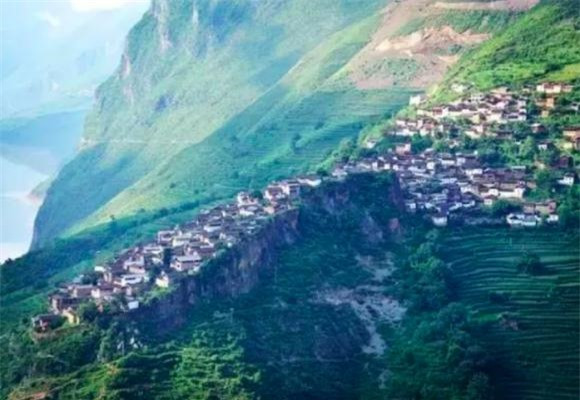 Vị trí được chọn để chống lại sự xâm lăng của bọn cướp, và điều này đã vượt thử thách của thời gian qua hơn 1000 năm tồn tại, ngôi làng đã chống lại mọi nỗ lực xâm lược. Bạn chỉ có thể tiến vào ngôi làng bằng cách đi qua hai cổng đá. Thiết kế của mỗi ngôi nhà được căn cứ theo địa hình của tảng đá và kết quả là một tác phẩm nghệ thuật ngoạn mục.