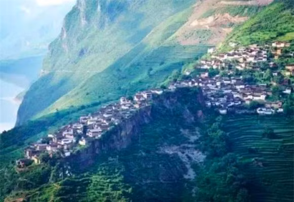 Vị trí được chọn để chống lại sự xâm lăng của bọn cướp, và điều này đã vượt thử thách của thời gian qua hơn 1000 năm tồn tại, ngôi làng đã chống lại mọi nỗ lực xâm lược. Bạn chỉ có thể tiến vào ngôi làng bằng cách đi qua hai cổng đá. Thiết kế của mỗi ngôi nhà được căn cứ theo địa hình của tảng đá và kết quả là một tác phẩm nghệ thuật ngoạn mục.