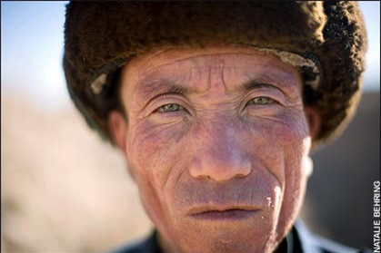 Làng Giả Lai Trại (Cam Túc). Ngôi làng này nằm ở tỉnh Cam Túc, huyện Vĩnh Xương. Các cư dân có ngoại hình rất khác lạ với mũi to, làn da săn chắc màu đỏ và đôi mắt trũng sâu màu xanh lá. Có một quân đoàn La Mã chiến đấu ở Trung Á trong triều đại Đông Hán (năm 53 trước Công nguyên) đã biến mất một cách bí ẩn. Các học giả người Anh đã suy đoán rằng, quân đoàn La Mã này có thể đã được đưa đến thành phố này. DNA của 93 dân làng đã được phân tích và 91 trong số những người được thử nghiệm cho thấy hồ sơ DNA của họ giống hệt với người Tây Á.