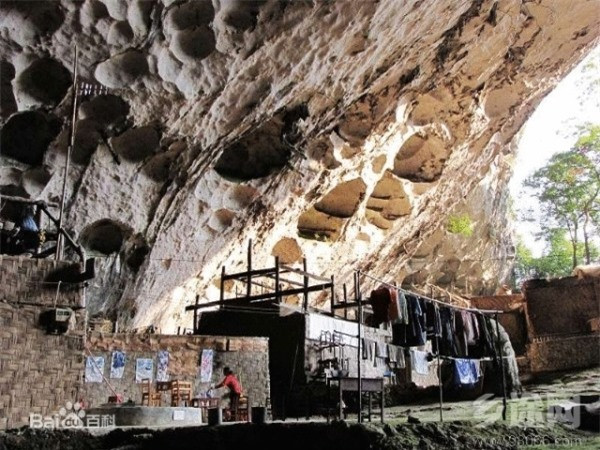 Làng trong hang (Quý Châu). Làng Đông Miêu Trại ở tỉnh Quý Châu được cho là cộng đồng cư trú trong hang động cuối cùng ở châu Á. Ngôi làng có dân số 73 người từ 18 gia đình sống trong một hang động rộng 100m và sâu 200m. Người ta tin rằng, tổ tiên của dân làng này đã di chuyển đến đó để tránh bị bọn cướp tấn công.