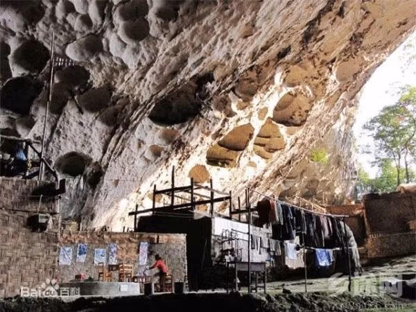 Làng trong hang (Quý Châu). Làng Đông Miêu Trại ở tỉnh Quý Châu được cho là cộng đồng cư trú trong hang động cuối cùng ở châu Á. Ngôi làng có dân số 73 người từ 18 gia đình sống trong một hang động rộng 100m và sâu 200m. Người ta tin rằng, tổ tiên của dân làng này đã di chuyển đến đó để tránh bị bọn cướp tấn công.