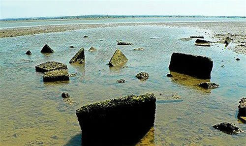 Ngôi làng ngầm (Đảo Hải Nam). Dưới vùng biển gồ ghề gần đảo Hải Nam là phần còn lại của 72 ngôi làng đã được phát hiện dưới đáy đại dương. Người ta tin rằng các ngôi làng đã bị phá hủy bởi một trận động đất lớn hiếm hoi từ hơn 300 năm trước. Những ngôi làng chìm này là tàn tích ngầm duy nhất được tìm thấy ở Trung Quốc. Ở độ sâu khoảng 9m, nhiều ngôi nhà và sân trong vẫn được bảo tồn rất tốt.