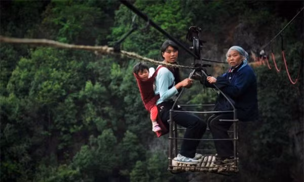 Ngôi làng trên vách đá (Quý Châu). Ga xe lửa gần ngôi làng này nhất là nhà ga Mao Thảo Bình, chỉ cách đó 1,2 km. Ngôi làng không phải là quá xa và giao thông đến đây thực sự khá thuận lợi. Tuy nhiên, giữa làng và nhà ga có một hẻm núi tên là Wu Meng, dân làng thường gọi là đường gãy. Hẻm núi có các cạnh thẳng đứng gần 90 độ vì thế để đến nhà ga, người dân phải ngồi trên một cái "cáp treo" tự chế và mất ít nhất 2 giờ để vượt qua địa hình đầy thách thức này.