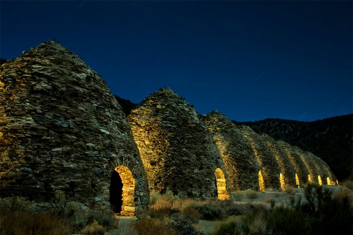 Lò than. Lò than Wildrose có hình dáng giống tổ ong cao 25 ft (gần 8m) lưu giữ lịch sử của thung lũng chết. Được các công nhân người Mỹ gốc Ấn, công nhân Tây Ban Nha và Trung Quốc xây dựng vào năm 1877, những lò nung này cung cấp nhiên liệu cho hai lò luyện kim ở các mỏ bạc chì gần đó mãi đến năm 1900. Mặc dù những lò than này hơi xa so với các điểm du lịch nổi tiếng khác của công viên nhưng một khi đến đây du khách sẽ có cơ hội khám phá lò nung và nghe những người đã xây dựng chúng kể chuyện.