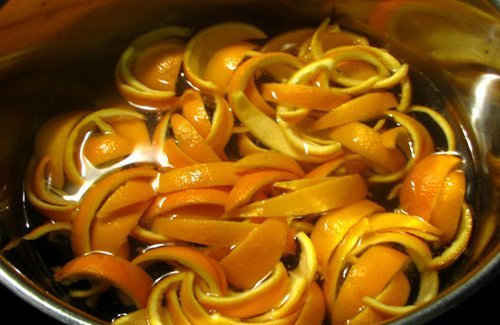 Luộc vỏ cam để mất vị khe đắng. Cho nồi nước lên bếp đun sôi, sau đó cho vỏ cam vào luộc khoảng 10 phút thì vớt ra. Đổ nước cũ đi, thay nước mới luộc lần 2, tiếp theo vớt ra cho vào chậu nước lạnh ngâm khoảng 3- 5 tiếng, sau đó xả thật sạch với nước và để ráo. Ảnh: Cachlam9.