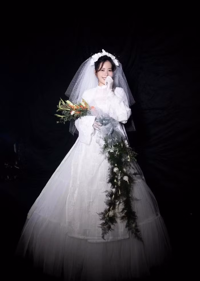 Nam Em khoe những bó hoa được làm bằng tiền fan tặng sau đêm diễn - Hình 3 Nam Em khoe nhung bo hoa duoc lam bang tien fan tang sau dem dien-Hinh-3