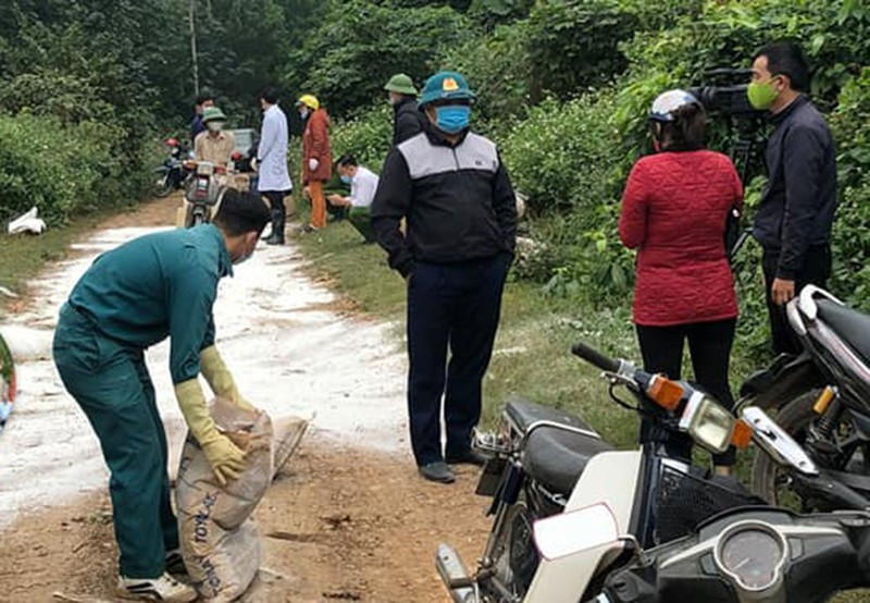 Truy tim nguoi vut 100 con heo xuong duong-Hinh-2