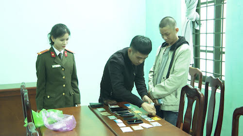 Bat doi tuong gia danh nhan vien san bay lua dao qua mang