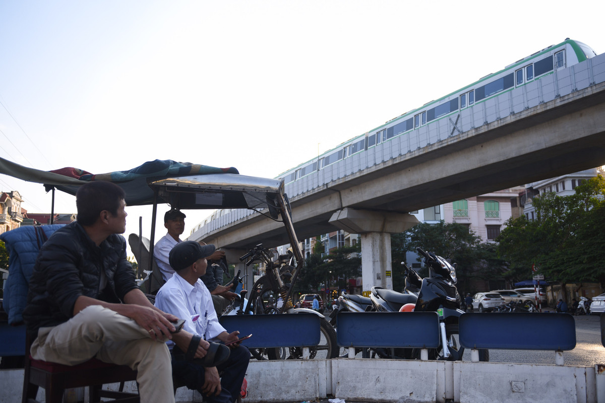 Làm công việc trông giữ xe tại ngã tư Cát Linh, hai ngày nay, ông Lợi liên tục thấy tàu cao tốc chạy qua: “Tôi đọc tin tức thấy bảo tàu đang chạy thử. Thử thì thử nhiều lần rồi nhưng không biết khi nào là mới chạy thật”.