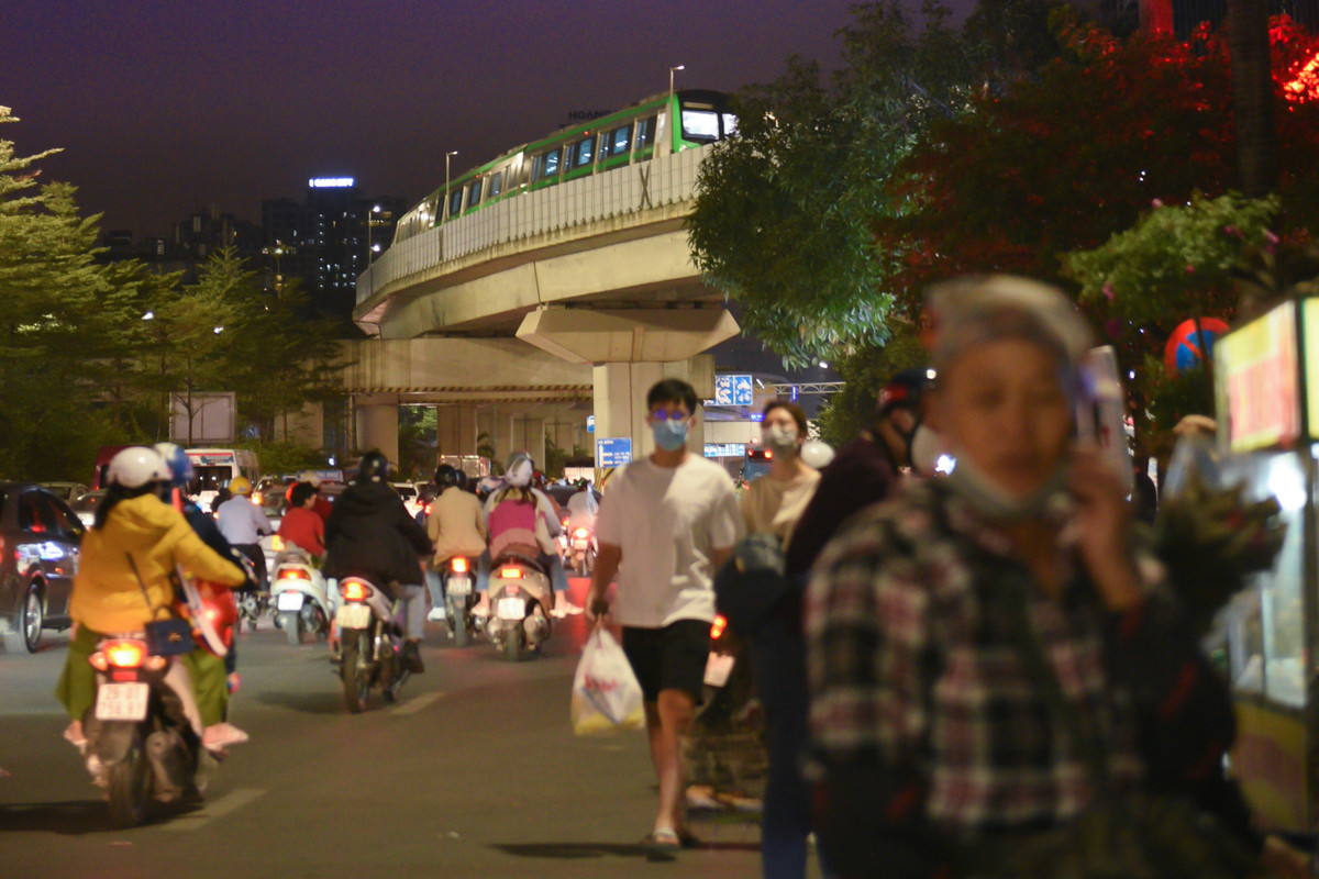 Tàu chạy qua nhiều khu vực dân sinh đông đúc. Tần suất chạy tàu được chia theo 2 khung giờ cao điểm và thấp điểm. Giờ cao điểm (7h30-9h, 17h30-19h) sẽ chạy với tần suất 6 phút/chuyến và giờ thấp điểm là 9 phút/chuyến.