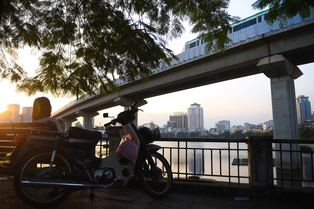 Buổi chiều, sau khi tan làm, Ngọc chạy xe máy ra hồ Hoàng Cầu. Cô ngồi đợi hoàng hôn xuống, vừa ngắm nhìn những đoàn tàu cao tốc nối nhau vụt qua nhanh chóng.