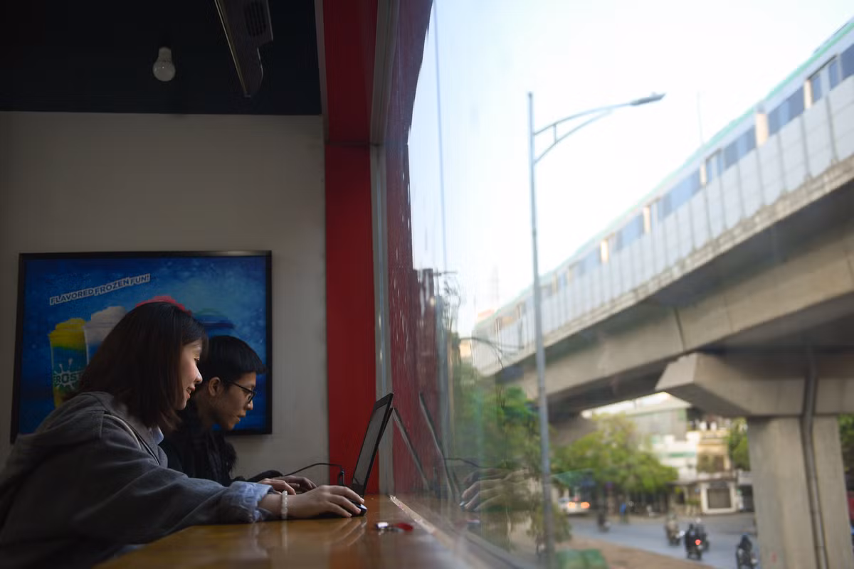 Sáng cuối tuần, Hồng Anh (22 tuổi) cùng bạn tới cửa hàng tiện lợi gần nhà để làm bài tập. Cô cũng tranh thủ ngắm đoàn tàu từ trên cao. “Ngồi tầng hai là có thể nhìn thấy toàn bộ con tàu khi nó chạy ngang qua, khá là thú vị”, Hồng Anh chia sẻ.