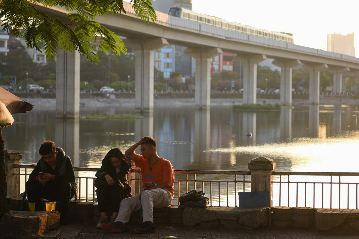 Từ sáng sớm, 9 đoàn tàu Cát Linh - Hà Đông đã nối nhau vận hành liên tiếp. Tần suất của tàu lên tới 6-7 phút mỗi chuyến, giờ cao điểm có thể 2-3 phút mỗi chuyến. Hình ảnh tại khu vực hồ Đống Đa.