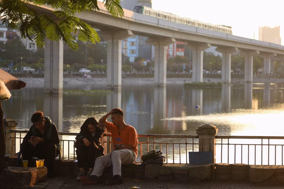 Từ sáng sớm, 9 đoàn tàu Cát Linh - Hà Đông đã nối nhau vận hành liên tiếp. Tần suất của tàu lên tới 6-7 phút mỗi chuyến, giờ cao điểm có thể 2-3 phút mỗi chuyến. Hình ảnh tại khu vực hồ Đống Đa.