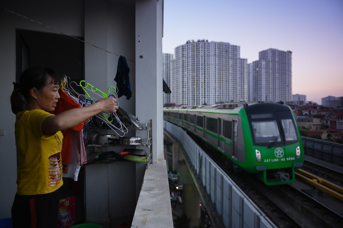 Bà Sáu làm nghề giúp việc cho một gia đình tại Hà Nội. Ngôi nhà nằm sát với tuyến đường sắt trên cao. Thỉnh thoảng thấy tàu chạy qua, bà dừng việc, đứng quan sát: “Nhìn đoàn tàu ở khoảng cách gần thấy cũng hơi sợ nhưng tàu này chạy khá êm, người dân sống xung quanh cũng không lo bị ồn”, bà chia sẻ.