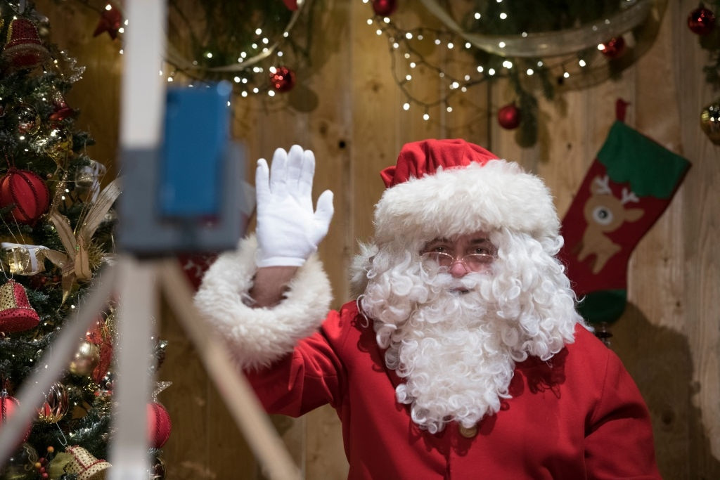 Alberto Barbi trong trang phục ông già Noel gọi điện video và nói chuyện với những đứa trẻ ở San Mauro Torinese, gần Turin, Italy. Nhờ ý tưởng này, những đứa trẻ dưới 10 tuổi có thể nói chuyện trực tiếp với ông già Noel và bày tỏ nguyện vọng của chúng. Ảnh: Stefano Guidi.