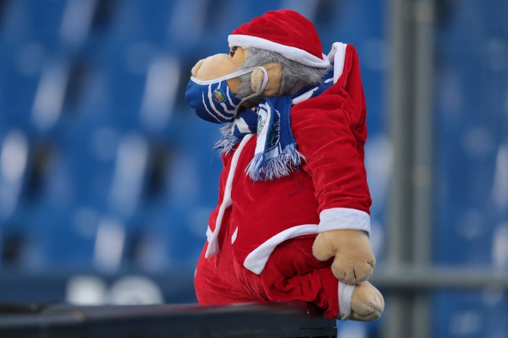 Mascot của đội Getafe trong trang phục ông già Noel. Ảnh được chụp trước trận đấu ở La Liga giữa Getafe và RC Celta. Các trận đấu ở Tây Ban Nha vẫn diễn ra trong tình trạng không khán giả để tránh lây lan dịch bệnh. Ảnh: Gonzalo Arroyo Moreno.