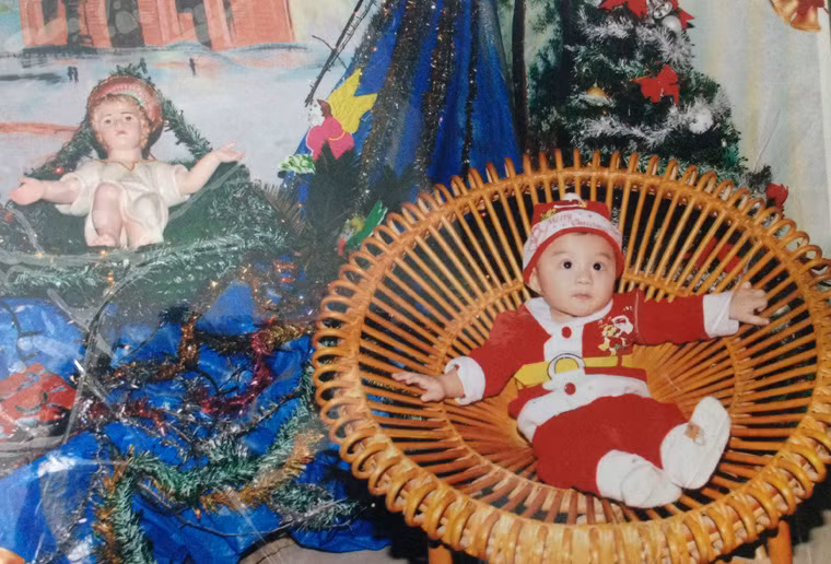 Noel năm nay, cháu sẽ không còn được hạnh phúc bên cha mẹ như tấm ảnh này nữa...