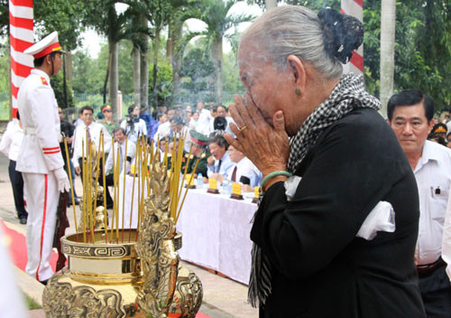 Tại buổi lễ, các đồng chí lãnh đạo Đảng, Nhà nước, quân đội, đại diện các bộ, ngành trung ương và các cơ quan, đoàn thể của tỉnh Đồng Nai và đông đảo cựu chiến binh, nhân dân địa phương đã thắp hương bày tỏ lòng tri ân, tưởng nhớ các anh hùng liệt sĩ. Ảnh: Nhân dân địa phương tưởng nhớ các anh hùng liệt sĩ.