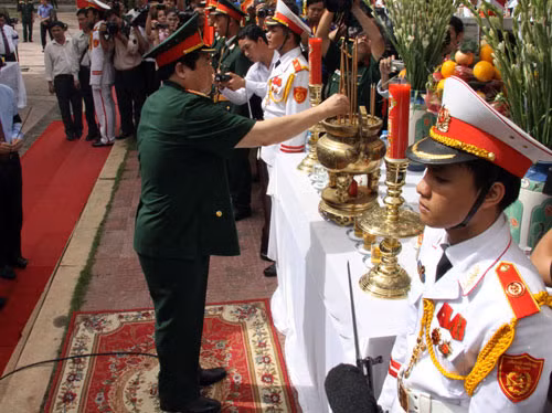 Dự lễ các có đồng chí lãnh đạo cấp cao của Đảng, Chính phủ và Quân đội. Ảnh: Đại tướng Phùng Quang Thanh thắp hương bày tỏ lòng tri ân các anh hùng liệt sĩ.