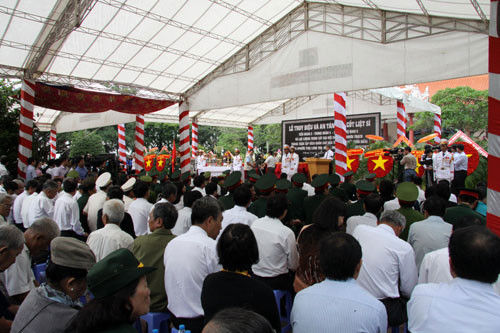 Sau lời điếu văn xúc động ôn lại lịch sử trận tập kích vào chốt Vườn Điều đêm 20/12/1967 với sự hy sinh anh dũng của các chiến sĩ Tiểu đoàn 2, Trung đoàn 4, Sư đoàn Bộ binh 5 và Đại đội 240 Nhơn Trạch, là nghi thức di quan. Hài cốt của các liệt sĩ lần lượt được di chuyển theo thứ tự từ Đền thờ liệt sĩ qua Nghĩa trang liệt sĩ huyện. Ảnh: Đông đảo cựu chiến binh, nhân dân địa phương có mặt tại buổi lễ.