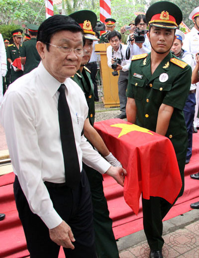 Chủ tịch nước Trương Tấn Sang tới dự buổi lễ an táng và đưa hài cốt các liệt sĩ về Nghĩa trang liệt sĩ huyện Nhơn Trạch.