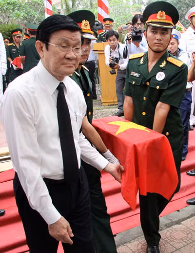 Chủ tịch nước Trương Tấn Sang tới dự buổi lễ an táng và đưa hài cốt các liệt sĩ về Nghĩa trang liệt sĩ huyện Nhơn Trạch.