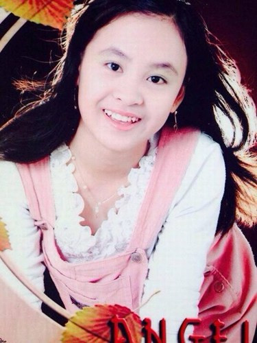 Bà Tưng cũng khiến hàng trăm nghìn fan của mình phát cuồng khi tung bức ảnh chụp thời thiếu niên lên trang cá nhân. Bà Tưng trong bức ảnh này đầy vẻ ngây thơ, trong sáng, được cư dân mạng so sánh với hiện tại và cho rằng đã có quá nhiều thay đổi.