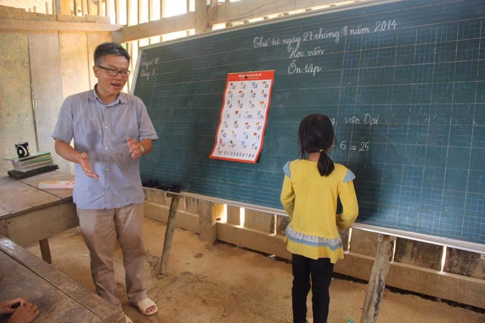 Tuần qua, GS Ngô Bảo Châu nhẹ nhàng đáp lời những cạnh khóe của một số ít các "anh hùng bàn phím" về chuyện ông đi "dép tổ ong" dạy học cho trẻ em vùng cao trong một số bức ảnh chụp cách đây không lâu.