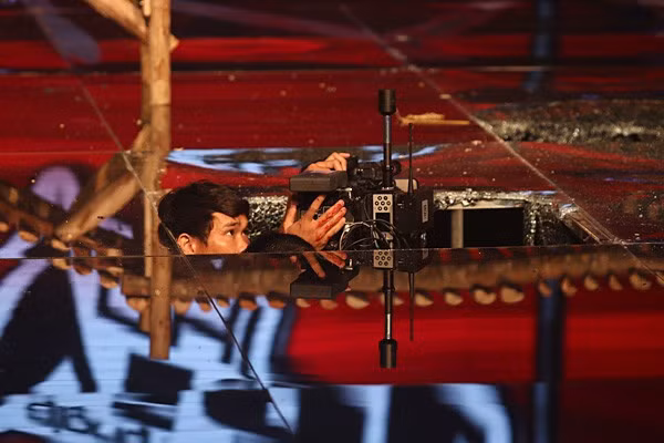 Sân khấu bằng kính đã sụp từng ô một, đầu tiên là trúng phải một quay phim, tiếp đó một cô bé trong nhóm múa cũng gặp tai nạn nguy hiểm này. Loạt ảnh về sự cố được lan truyền lên mạng và nhận rất nhiều ý kiến, nhận xét về cách chuẩn bị, hậu trường kém kỹ lưỡng của một chương trình ăn khách trên truyền hình.