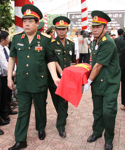 Đại tướng Phùng Quang Thanh đưa hài cốt các liệt sĩ về Nghĩa trang liệt sĩ huyện Nhơn Trạch.