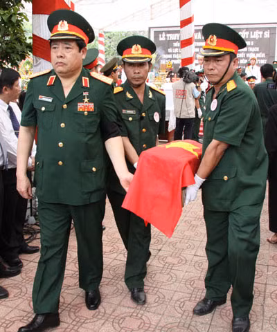 Đại tướng Phùng Quang Thanh đưa hài cốt các liệt sĩ về Nghĩa trang liệt sĩ huyện Nhơn Trạch.