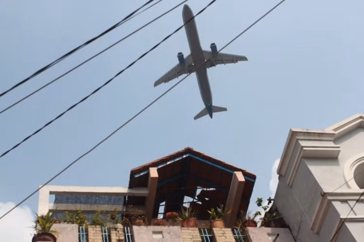 Theo ông Thuận thì vào thời gian trên, khi một chiếc máy bay rầm rít bay qua thì nhiều viên ngói trên trên tầng 3 rơi xuống đất.