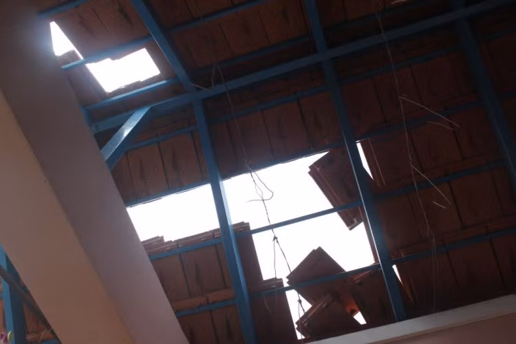 Tại hiện trường, mái nhà ông Thuận thủng 2 lỗ lớn, ngói vỡ nằm ngổn ngang phía dưới.