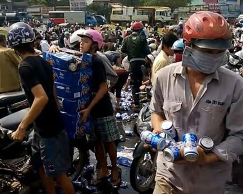 Nếu số bia các đối tượng chiếm đoạt hơn 2 triệu đồng thì họ sẽ bị truy cứu trách nhiệm hình sự (ảnh cắt clip do người dân quay)