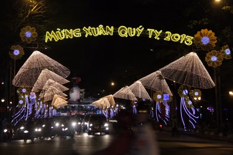 Đại lộ Lê Duẩn sẽ được trang hoàng đèn hoa với chủ đề "Hòa Bình - Độc Lập - Thống Nhất" (ảnh đường Lê Duẩn đón xuân 2013). Ngoài ra, tuyến đường Nguyễn Huệ sẽ được thiết kế với chủ đề "ngàn hoa dâng Bác"