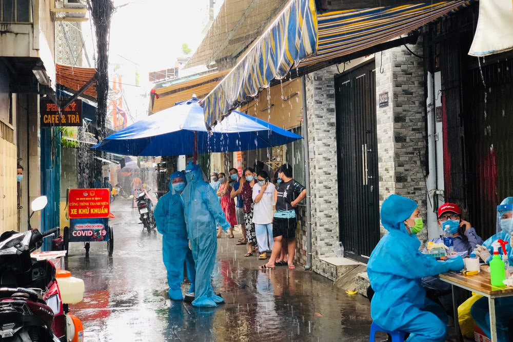 Vuot 1.000 ca COVID-19, TP HCM don dap chong dich chua tung co