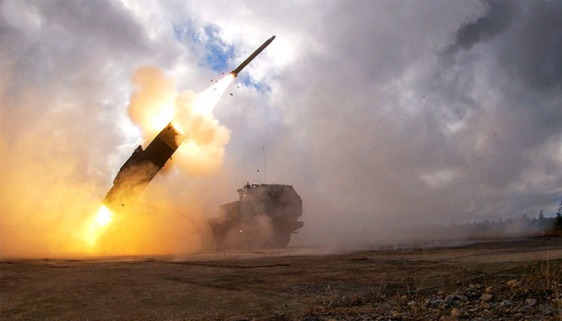 Theo trang Avia.pro ngày 20/12, các cuộc tấn công tên lửa quy mô lớn của Nga vào Kiev là phản ứng trước sự leo thang từ phương Tây. Nguyên nhân trực tiếp là vào ngày 18/12, với sự hỗ trợ của phương Tây, Ukraine đã sử dụng 6 tên lửa chiến thuật ATACMS do Mỹ sản xuất và 4 tên lửa hành trình phóng từ trên không Storm Shadow do Anh cung cấp để tấn công khu vực Rostov của Nga. Ảnh: The Moscow Times.