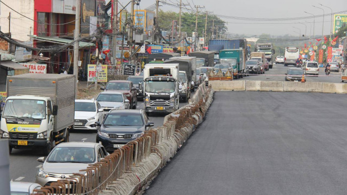 Dan un un ve que don Tet, QL1 qua Dong Nai un tac-Hinh-4