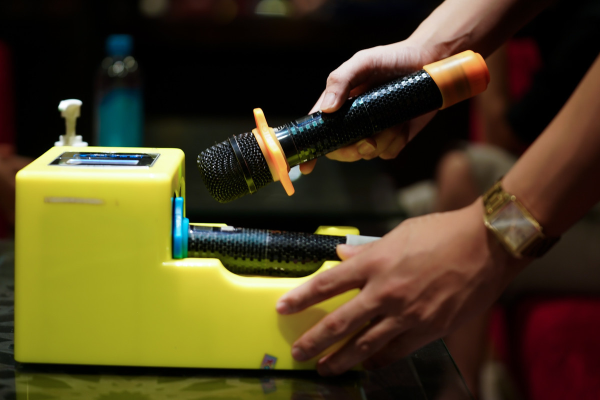 Đây cũng là lý do hệ thống này đầu tư hàng loạt máy khử khuẩn micro để sử dụng sau mỗi lượt khách, bên cạnh việc lau cồn, xịt khử khuẩn toàn bộ phòng hát và các vật dụng khách tiếp xúc trực tiếp.