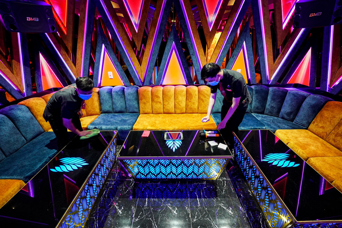 Đã lâu mới có lại không khí tất bật làm việc, người lao động trong ngành karaoke đều tỏ ra vui mừng. Theo ghi nhận của Zing, khoảng 70-80% nhân sự cũ của các chuỗi karaoke đã quay trở lại, trong khi tỷ lệ này ở các cơ sở kinh doanh nhỏ, lẻ có phần thấp hơn, chỉ ở mức 30-50%.