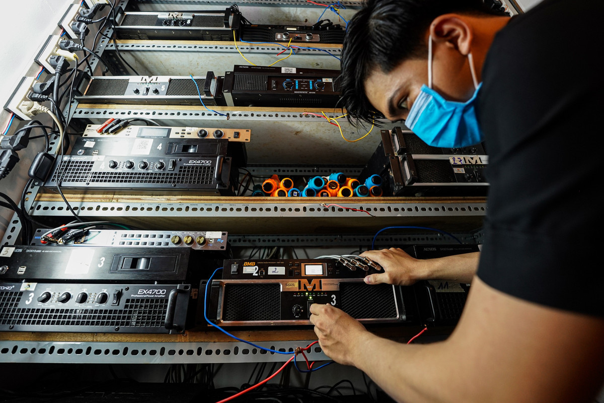 "Chúng tôi nhận thấy nếu bỏ không trang thiết bị, đợi đến khi được mở mới kiểm tra, sửa chữa thì sẽ trở tay không kịp. Do đó, chúng tôi chấp nhận gồng thêm lỗ để có thể giữ nguyên phong độ ngay khi hoạt động trở lại", bà Dương nói với Zing.