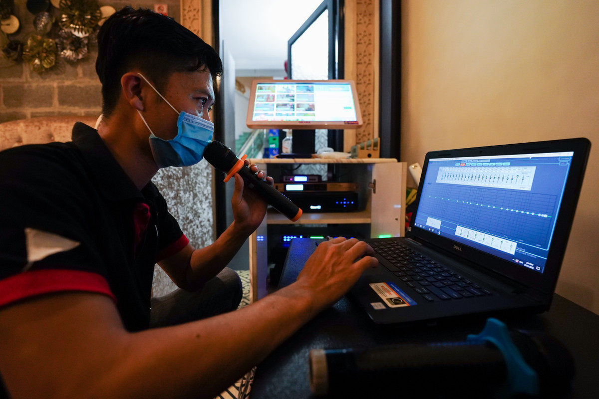 Song song đó, một lượng ngân sách lớn khác được các doanh nghiệp dồn vào bảo trì, thay mới trang thiết bị điện và âm thanh. Anh Quân, nhân viên kĩ thuật của một chuỗi karaoke lớn, cho biết mỗi ngày đều phải đi kiểm tra ở tất cả chi nhánh, kể cả trong giai đoạn còn đóng cửa. Càng sát ngày mở lại, tần suất kiểm tra càng dày hơn để đảm bảo không xảy ra sơ sót trong những ngày đầu đón khách.